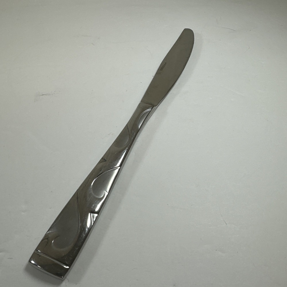 Oneida "Tuscany"‎ 9 1/4 Inch Stainless Solid Knife